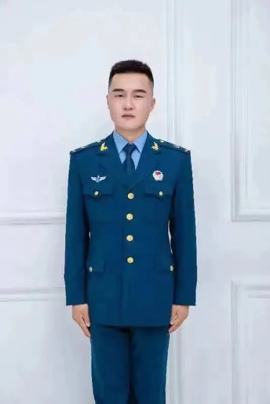 图为新郎刘纪元