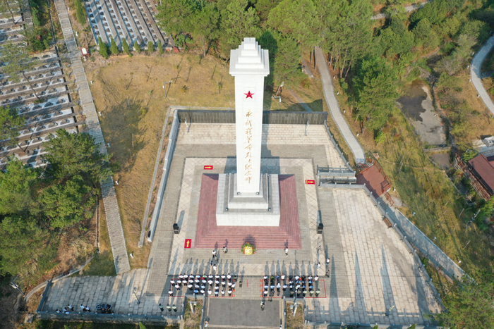 永新县四套班子领导在革命烈士纪念园致敬革命先烈