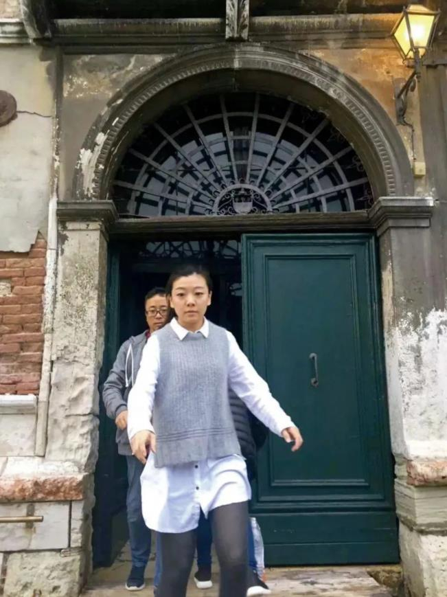 ▲郭莹在威尼斯码头接货