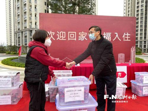 福州地区大学新校区管委会相关负责人向福建医科大学交付公租房钥匙。记者 林榕昇 摄