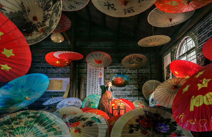 油纸伞大师罗银祥制作以红色文化为主题的油纸伞
