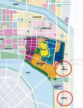 增加的两站位于东小营车辆段的南侧，增加的一站位于通胡南路与减运路十字路口，另一站位于河东再生水厂南侧，见下图：