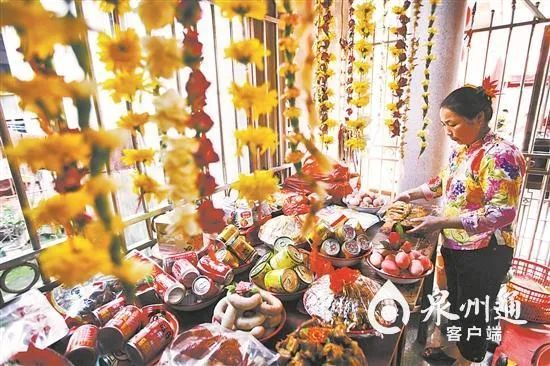 蟳埔女正在准备祈福贡品（攀登 摄）