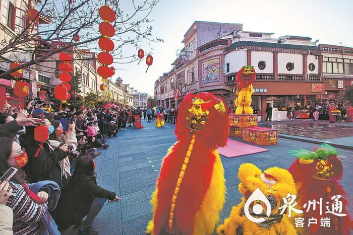 醒狮送福（陈晓东 摄）