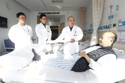 　　李楠主任在院内查房询问患者情况