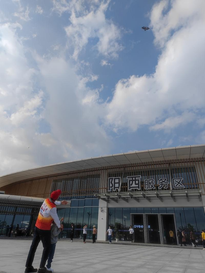 在阳西服务区，志愿者带司乘体验风筝文化。