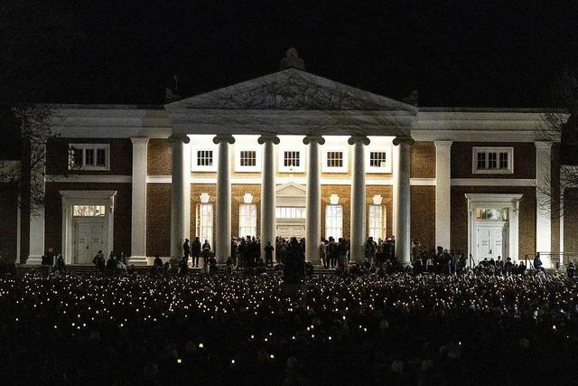 当地时间2022年11月14日，美国弗吉尼亚州夏洛茨维尔市校园，枪击事件发生后，学生们在参加守夜活动。图/视觉中国