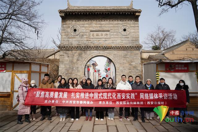 采访团走访西安农业农村现代化建设一线。西安报业传媒集团供图 