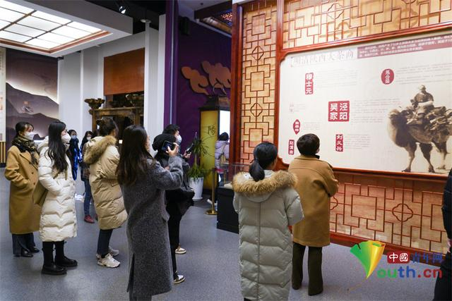 采访团走进中国茯茶文化博物馆。西安报业传媒集团供图 