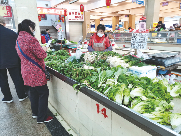 市场菜价平稳，市民在选购蔬菜