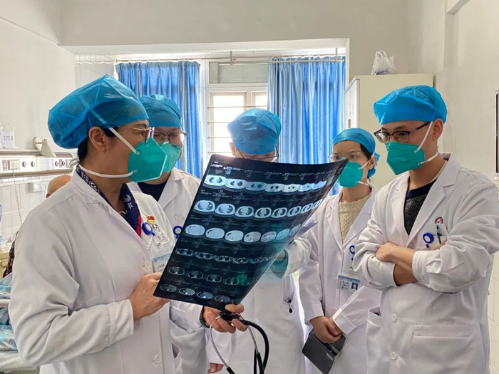 蔡绍曦对患者进行诊治 图片来源：受访者供图