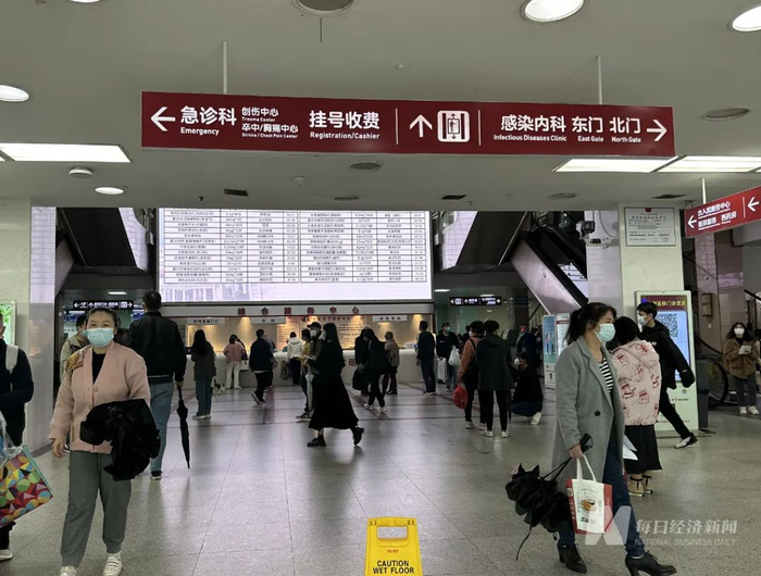 南方医科大学南方医院大厅 图片来源：每经记者 金喆 摄