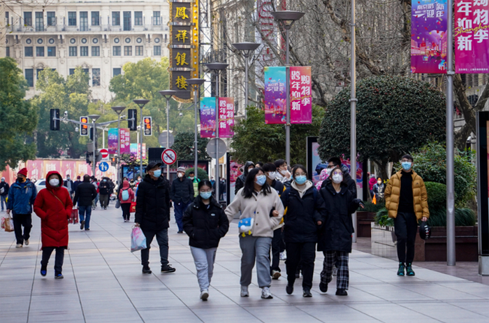 2022年末，全国人口比上年末减少85万人。图为2023年1月16日，在上海南京路步行街逛街的人们&nbsp;IC photo