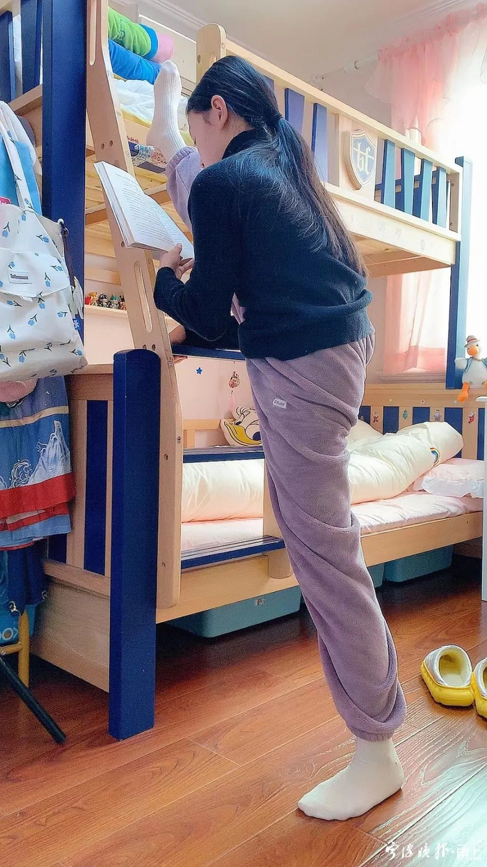 周谨雯边压腿边看书