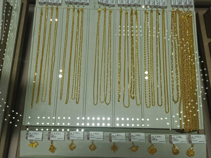 ↑某金店内的金项链