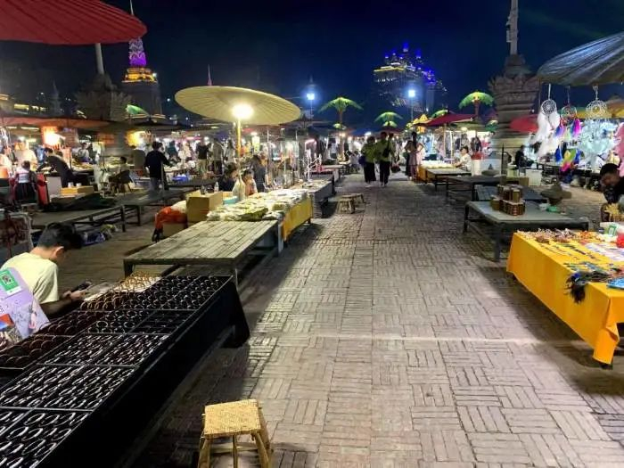 西双版纳告庄夜市。梁宝欣/摄