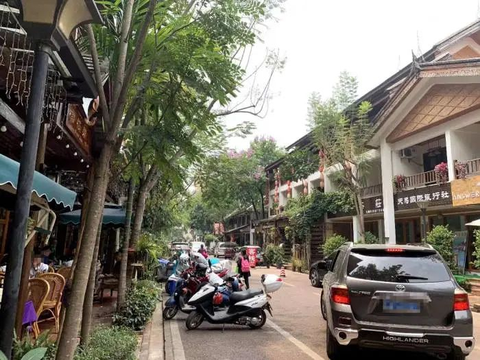 西双版纳某旅游住宿区。 梁宝欣/摄