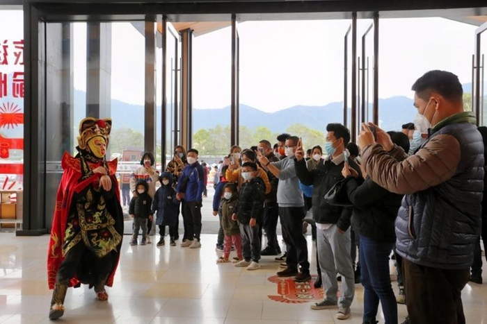 梁金山服务区里的川剧表演。