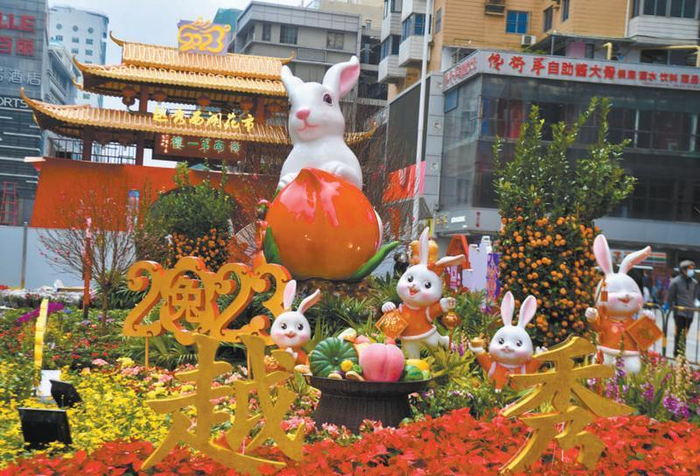 2023年越秀西湖花市主牌楼初步亮相。