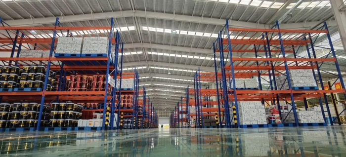 　　成品库货架整齐如一