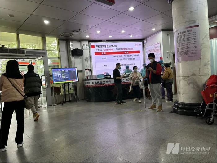南方医院急诊大厅 图片来源：每经记者 金喆 摄