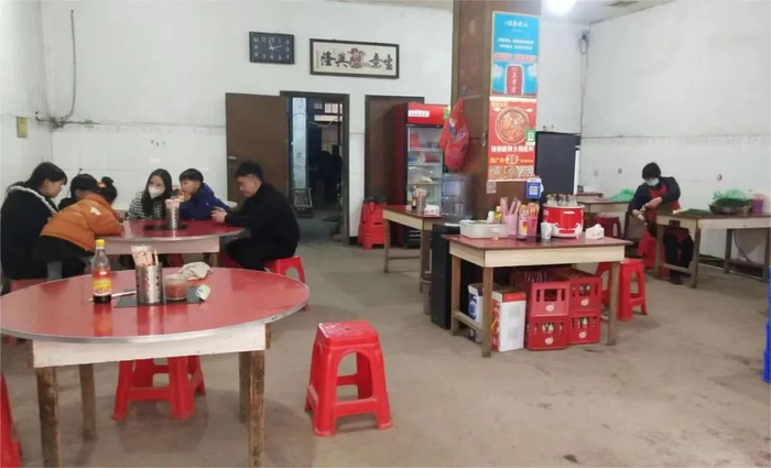 铅山烫粉店铺装修后的样子