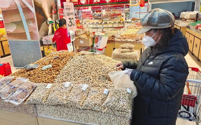 消费者在超市里挑选开心果。  新京报记者 王子扬 摄