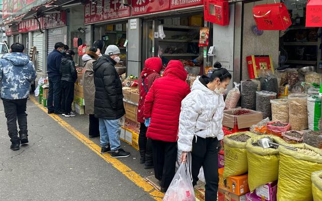 丰台岳各庄批发市场的坚果销售店铺。  新京报记者 王子扬 摄
