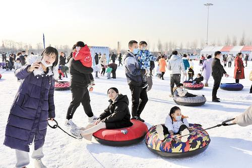  图为群众在石家庄正定冰雪嘉年华戏雪娱乐。 河北日报通讯员 王 伟摄