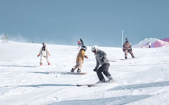 雪友在阿勒泰将军山国际滑雪度假区畅滑。周萌萌摄