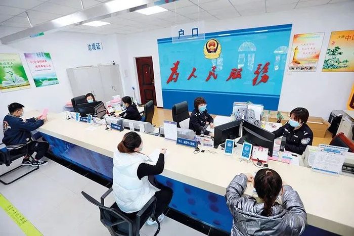 市民在河北省廊坊市公安局广阳分局户籍大厅办理业务（2021年11月10日摄）  孙宝宇摄