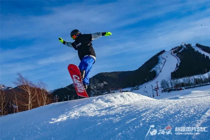 1月7日，滑雪爱好者在位于乌鲁木齐县的新疆丝绸之路国际度假区滑雪。石榴云/新疆日报记者蔡增乐摄
