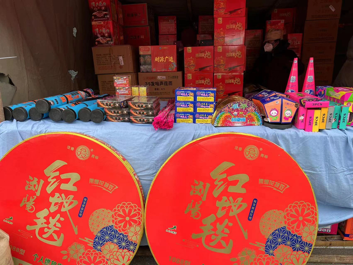 店铺里售卖的烟花爆竹 图源：受访者供图