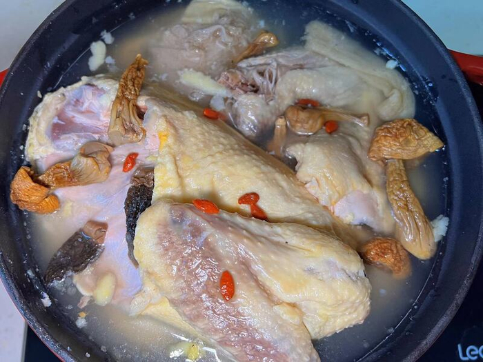 预制鸡汤只要加热20分钟左右就能上桌，鸡肉的鲜美与熬炖三四小时不相上下（作者摄）