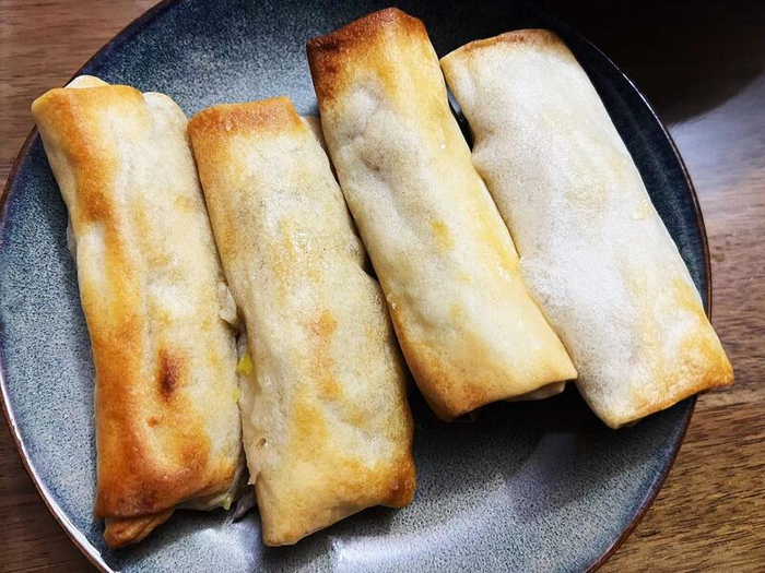 空气炸锅春卷色泽不如油炸得那么金黄，但口胜在免开油锅、烹饪便捷，口味也不逊色（作者摄）