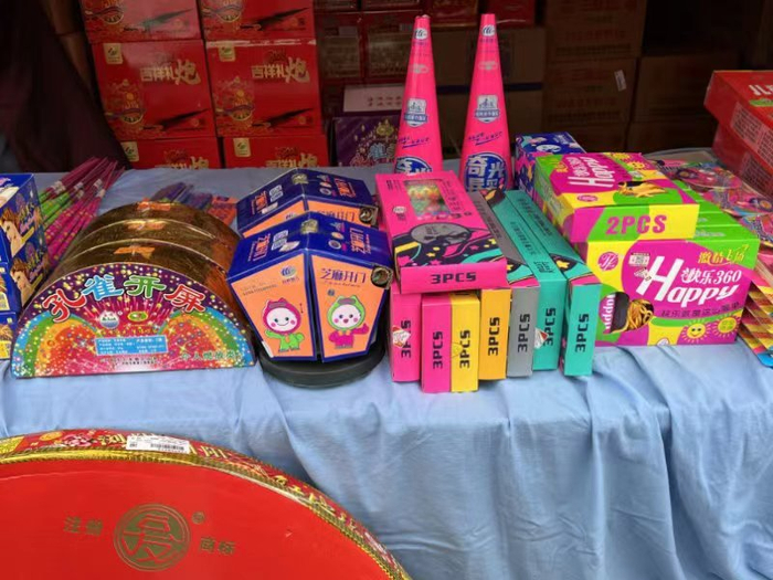 店铺里开始售卖烟花爆竹 图源：受访者供图