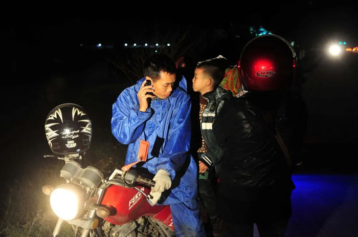 2013年2月3日晚，在广西南宁市宾阳县城郊，周生和掉队的覃章高联系。