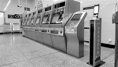 地铁二号线沈阳北站站内的自助设备。李浩摄