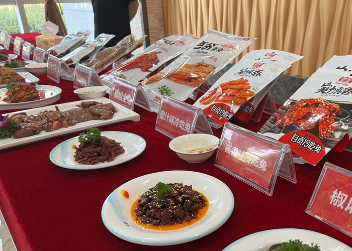 芭夯食品已经开发出36种不同的预制兔产品 阚莹莹 摄