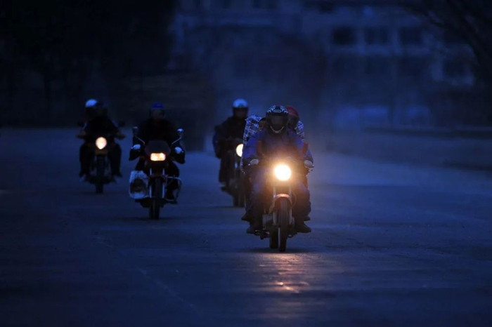  2013年2月3日晚，小车队行进在广西贵港市境内。