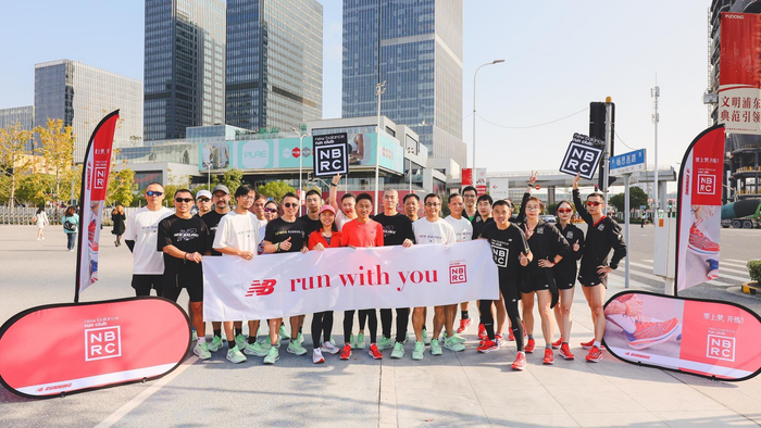 　　New Balance跑步代言人贾俄仁加与NBRC一同起跑