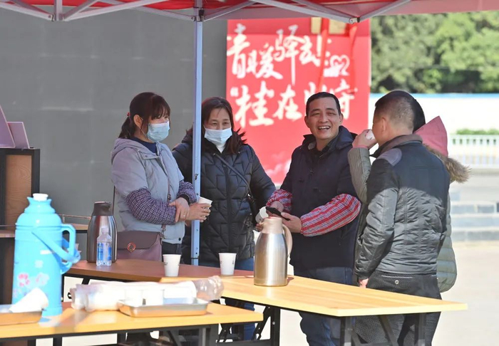 2023年1月7日，骑行返乡人员在广西梧州市东出口春运情暖驿站休整。
