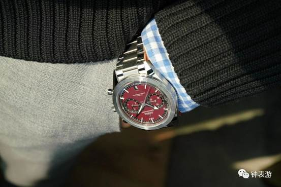 　　▲阳光照耀下，最新款欧米茄超霸’57腕表勃艮第红色盘面表款呈现出更亮的色彩