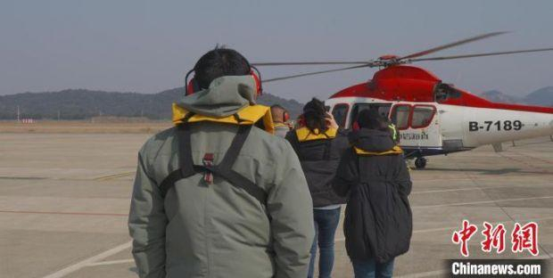 乘客“登机”现场。　普陀山机场供图