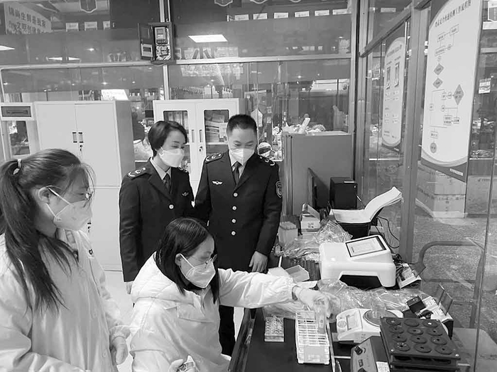 在湖南省长沙市岳麓区观沙岭锦尚生鲜市场的快检室内，检验员正在检验样品。本报记者 王融国 摄