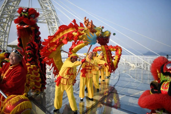 ▲1月17日，平江县新义村石牛寨，村民在进行舞龙、舞狮等非遗民俗表演，喜迎即将到来的农历新年，洋溢着浓浓年味。胡士杰 摄