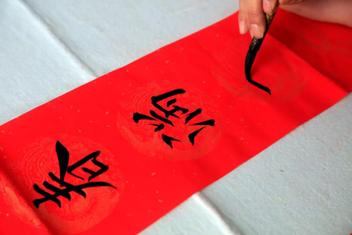 ▲写春联。（图片来源：图虫创意）