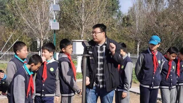 沈阳农业大学农学院大气科学系讲师王立为为小学生做科普课程。受访者供图