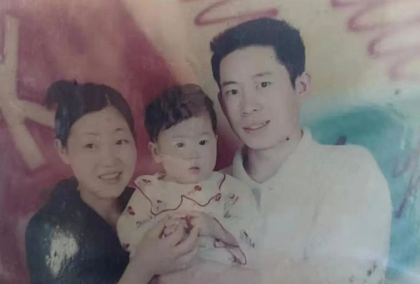 　　孙悦小时候与父母的合影