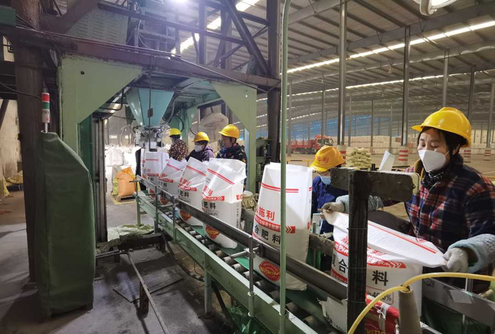 嘉施利（宁陵）化肥有限公司工人正在生产线上包装复合肥。宋涛摄